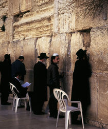 Group of people praying in front of a wall, Western Wall, Jerusalem, Israel von Panoramic Images