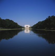 Reflection of building in water, Lincoln Memorial, Washington DC, USA von Panoramic Images