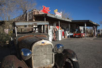 Rusty car at old Route 66 visitor centre, Route 66, Hackberry, Arizona, USA von Panoramic Images