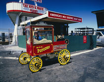 Side profile of a man selling popcorn, San Francisco, California, USA von Panoramic Images