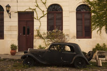 Vintage car parked in front of a house von Panoramic Images