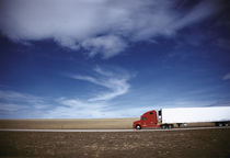 Truck on the road, Interstate 80, Albany County, Wyoming, USA von Panoramic Images