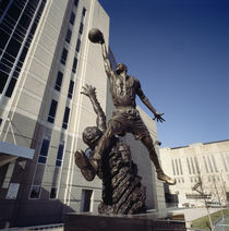 Low angle view of a statue in front of a building von Panoramic Images