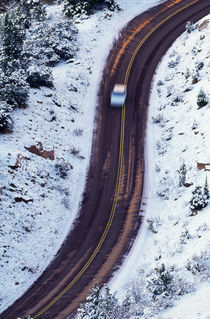 Birds-eye view of car on park road, snow, Zion National Park, Utah, USA. von Panoramic Images