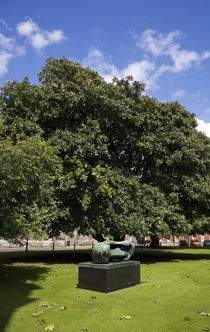 Henry Moore Sculpture in Library Square, Trinity College, Dublin, Ireland von Panoramic Images