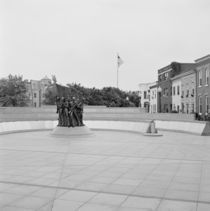Statues of army soldiers in the courtyard of a memorial von Panoramic Images