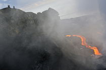 People watching river of molten lava flowing to the sea, Kilauea Volcano, Hawaii Islands, United States von Sami Sarkis Photography