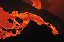 River of molten lava flowing to the sea, Kilauea Volcano, Hawaii Islands, United States von Sami Sarkis Photography