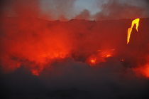 Steam rising off lava flowing into ocean, Kilauea Volcano, Hawaii Islands, United States von Sami Sarkis Photography