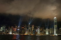 Laser show over city at night, Hong Kong, China. von Sami Sarkis Photography