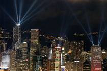 Laser show over city at night, Hong Kong, China. von Sami Sarkis Photography