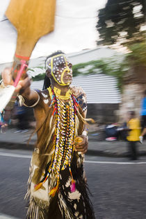 Man dressed as a Native American in the Port of Spain carnival in Trinidad. von Tom Hanslien