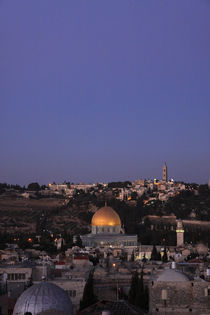A view of the Old City of Jerusalem and the Dome of the Rock at night von Hanan Isachar