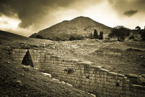 The mountain and the tomb von Erik Schmitt