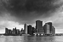 Storm Clouds Over Manhattan von Cameron Booth
