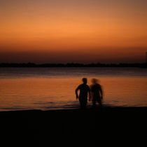 Silhuettes at beach von George Kavallierakis