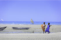 two girls walking on the fisherman's beach von Leandro Bistolfi