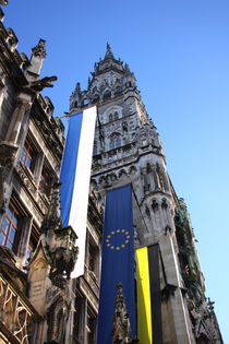 Münchner Rathaus mit Beflaggung - Europa integrieren von lizcollet