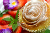 Zimthefeschnecken mit Blüten und Beeren by lizcollet