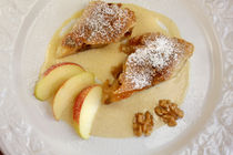 Apfel-Walnuss-Strudel an Zimt-Vanille-Sauce by lizcollet