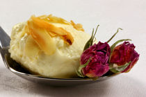 Rosenblüten und Mandeln in luftigleichter Mousse by lizcollet