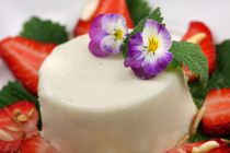 Champagnerparfait mit Blüten und Beeren von lizcollet