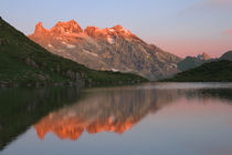 Sonnenaufgang an einem Bergsee by Johannes Netzer