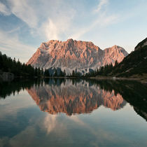 Zugspitze im Abendlicht von Rolf Meier