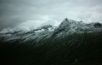 Imposante Wolken und eine Bergkette by mondschwester