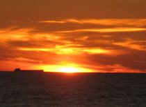 Sonnenuntergang, Kuhr Nehrung, Schiff am Horizont by Nils Grund