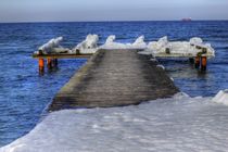 Vereister Holzsteg am Strand by kawest