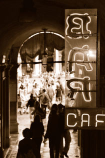 Bar Cafe in Venedig am Markusplatz (Sepia) by Doris Krüger