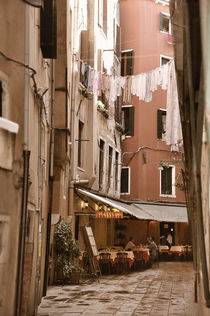 Restaurant in einer Gasse von Venedig (Sepia) von Doris Krüger