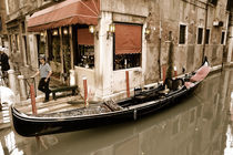 Gondel und Gondoliere in Venedig (Sepia) by Doris Krüger