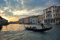 Gondel bei Sonnenuntergang in Venedig by Doris Krüger