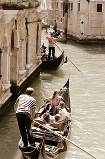 Gondeln auf einem Kanal in Venedig (Sepia) by Doris Krüger
