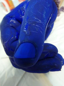 Blaue Hand von regenbogenfloh