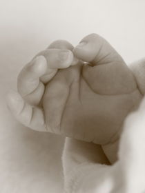 kleine Hand vom Säugling by Christine Bässler