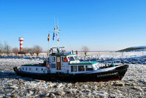 Eisbrecher auf der Elbe von Eberhard Loebus