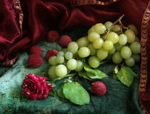 Rose and grape von Inna Merkish