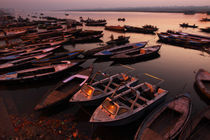 Varanasi, ghats, india, Boats and people bathing von Soumen Nath