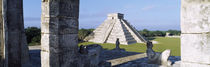 Pyramid in a field, El Castillo, Chichen Itza, Yucatan, Mexico von Panoramic Images