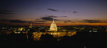 Government building lit up at night, US Capitol Building, Washington DC, USA von Panoramic Images