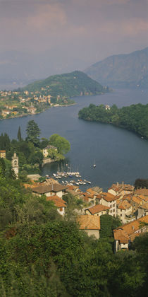 Panorama Print - Luftaufnahme Häuser am Wasser Comer See, Italien von Panoramic Images