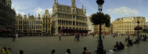 People relaxing in a market square, Grand Place, Brussels, Belgium von Panoramic Images