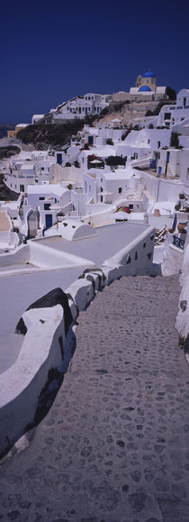 High angle view of a walkway in a town, Oia, Santorini, Greece von Panoramic Images