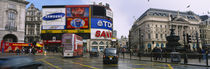 Commercial signs on buildings, Piccadilly Circus, London, England von Panoramic Images