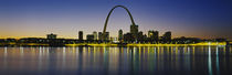 City lit up at night, Gateway Arch, Mississippi River, St. Louis, Missouri, USA von Panoramic Images