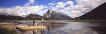 Mountain Bikers Vermilion Lakes Alberta Canada von Panoramic Images