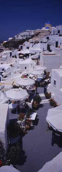 High angle view of chairs and tables in a balcony, Oia, Santorini, Greece von Panoramic Images
